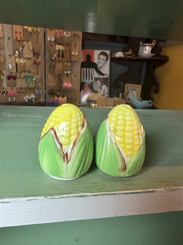 Corn salt and pepper shakers