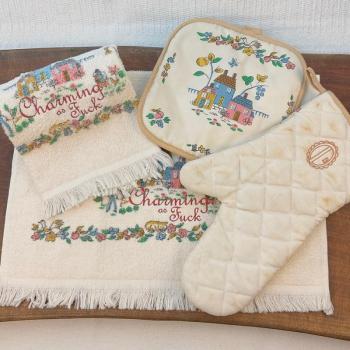 Charming Kitchen Towel & Oven Mitt Set