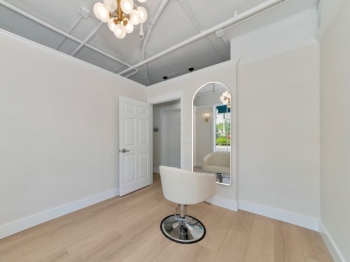 Choosing a Barbershop Chair With or Without Footrest