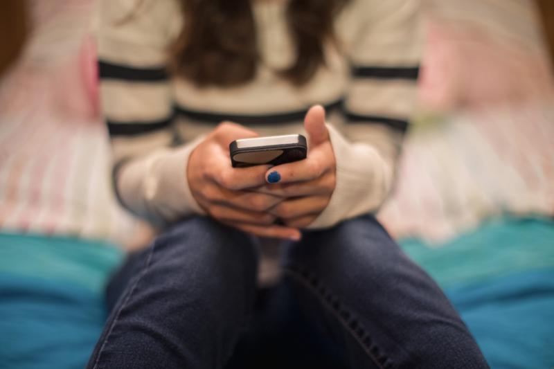 smartphone-teen happiness